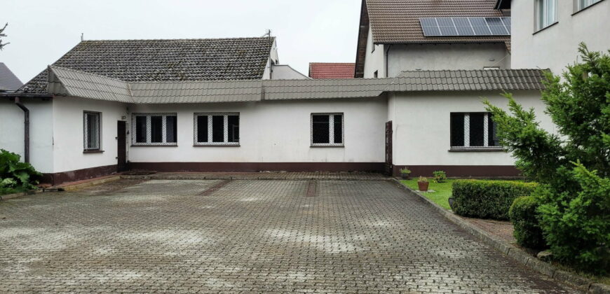 Dom Chwalęcice z budynkiem gospodarczym